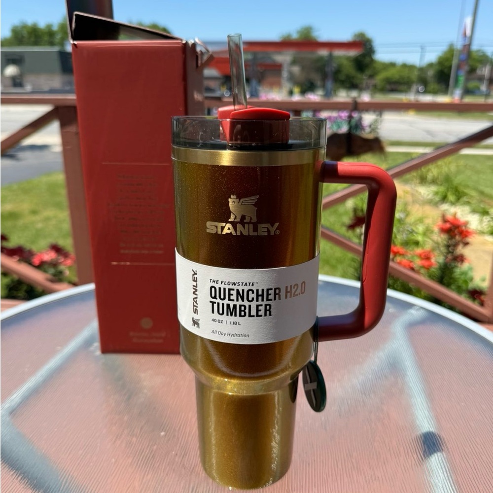 LIMITED EDITION! Stanley x Lainey Wilson "Country Gold" Quencher 40oz